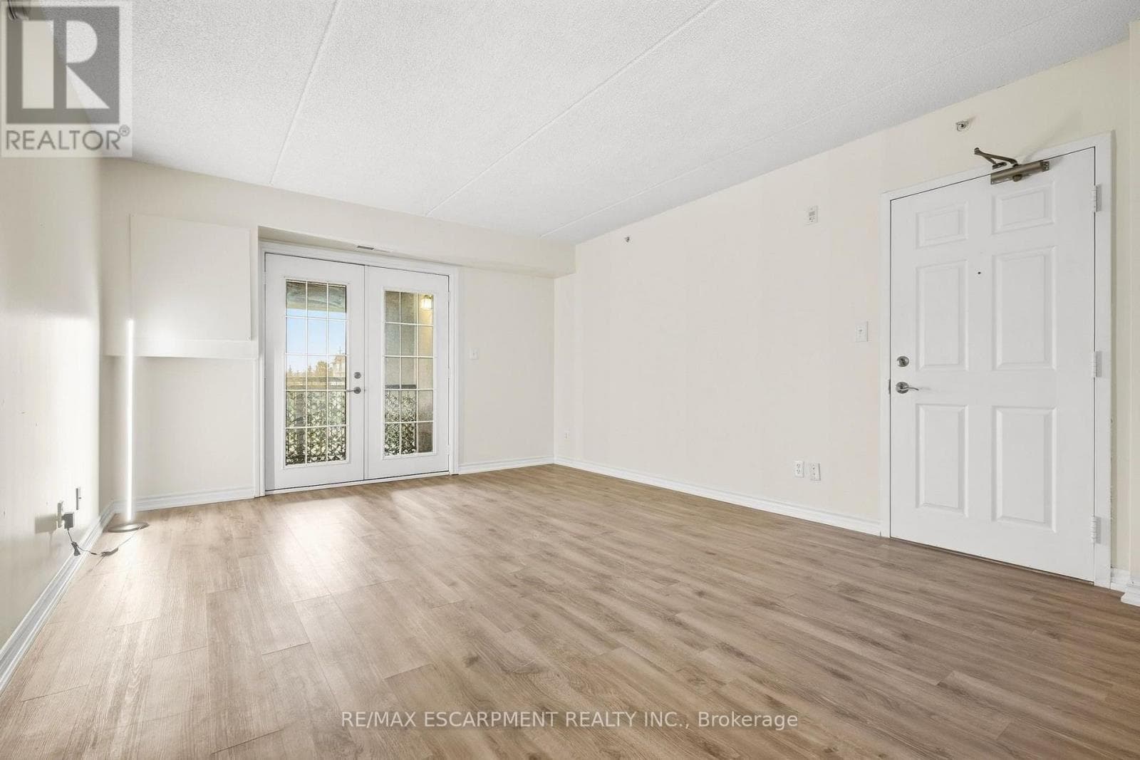Single Family at 306- 2055 Appleby Line, Burlington (Uptown), Ontario - Photo 3 - RE/MAX Garden City Realty
