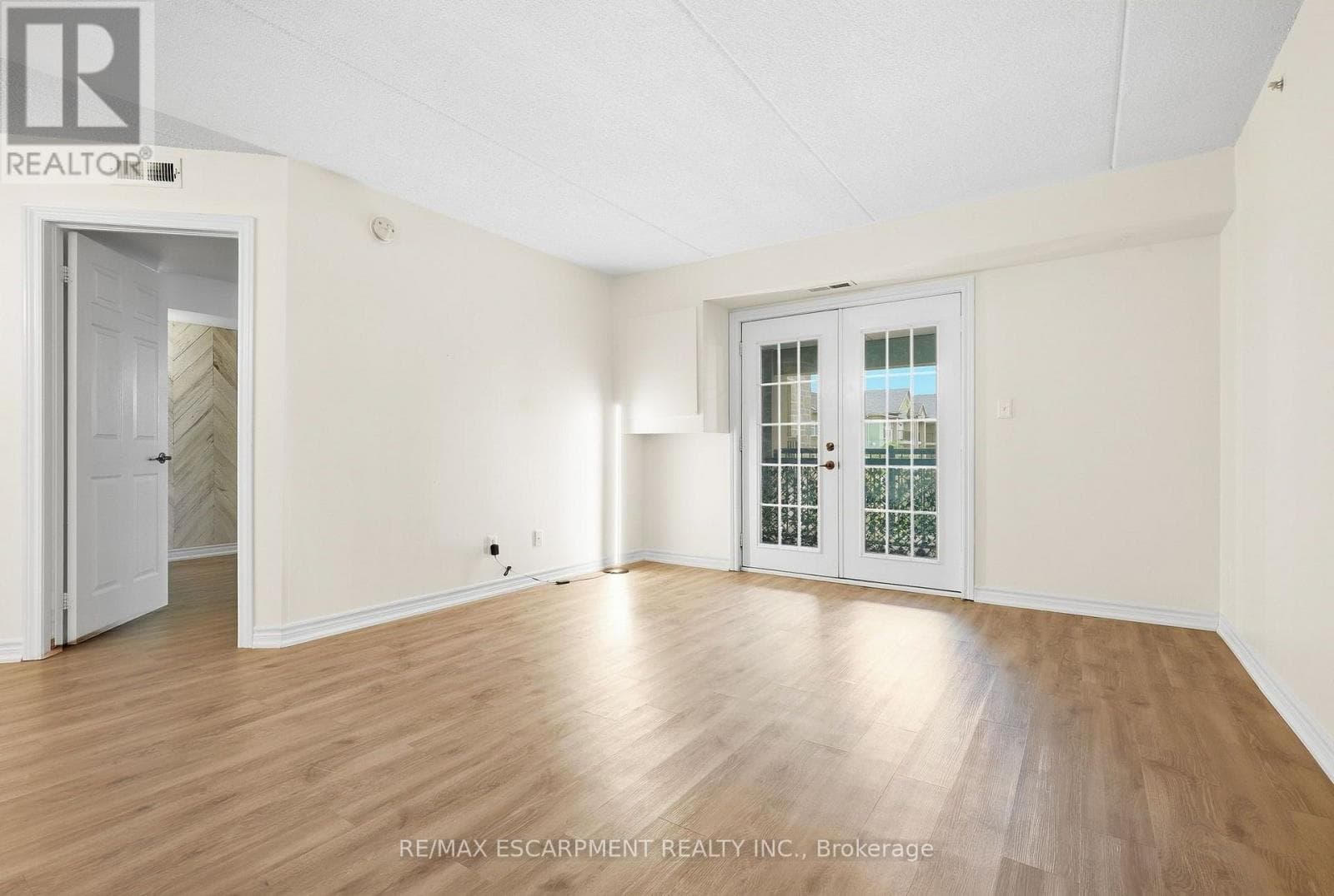 Single Family at 306- 2055 Appleby Line, Burlington (Uptown), Ontario - Photo 4 - RE/MAX Garden City Realty