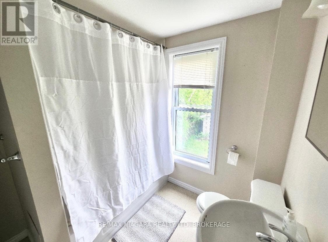 Multi-family at UPPER- 215 Mcalpine Avenue, Welland (Lincoln/Crowland), Ontario - Photo 4 - RE/MAX Garden City Realty