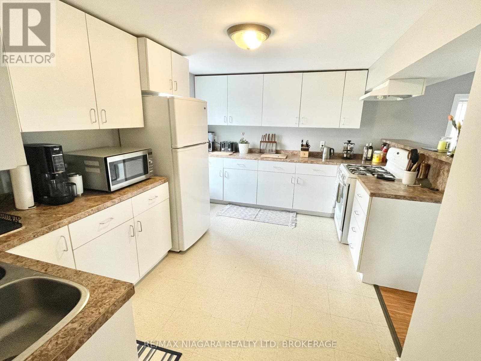 Multi-family at UPPER- 215 Mcalpine Avenue, Welland (Lincoln/Crowland), Ontario - Photo 7 - RE/MAX Garden City Realty
