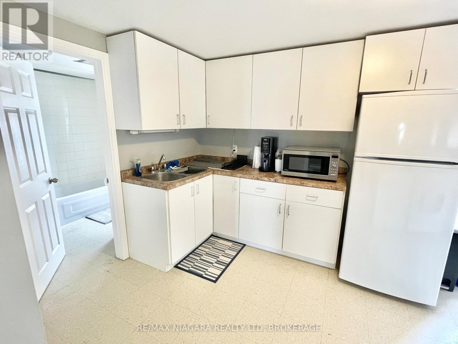 Multi-family at UPPER- 215 Mcalpine Avenue, Welland (Lincoln/Crowland), Ontario - Photo 8 - RE/MAX Garden City Realty