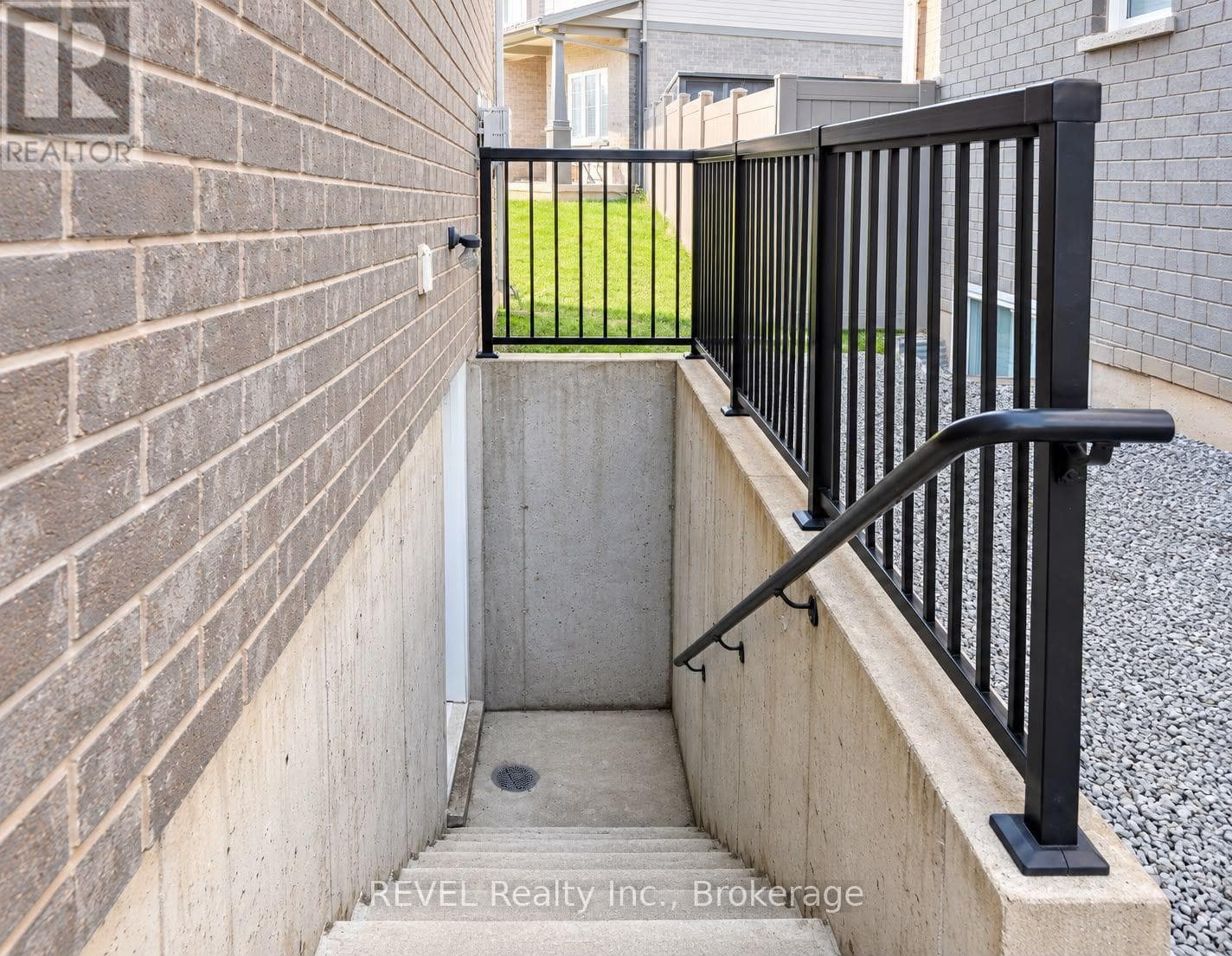 Single Family at LOWER- 15 IRONWOOD Court, Thorold (Confederation Heights), Ontario - Photo 7 - RE/MAX Garden City Realty