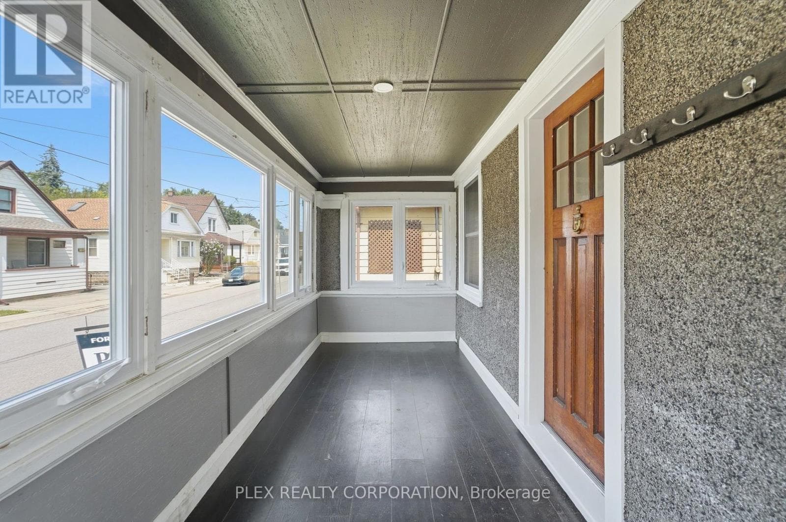 Single Family at 102 Beech Street, St. Catharines (Downtown), Ontario - Photo 5 - RE/MAX Garden City Realty