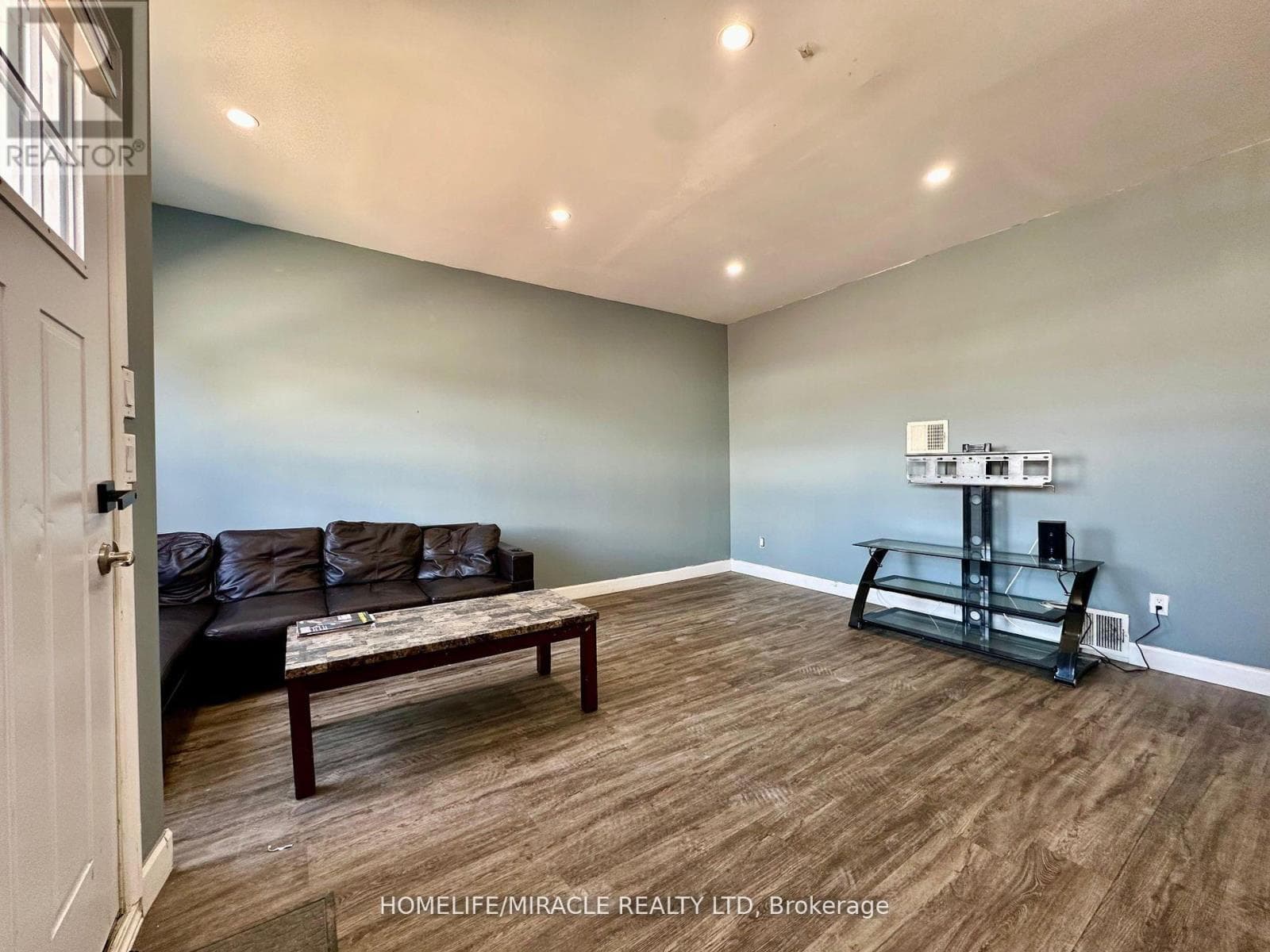 Single Family at 175 Burgar Street, Welland (Welland Downtown), Ontario - Photo 2 - RE/MAX Garden City Realty