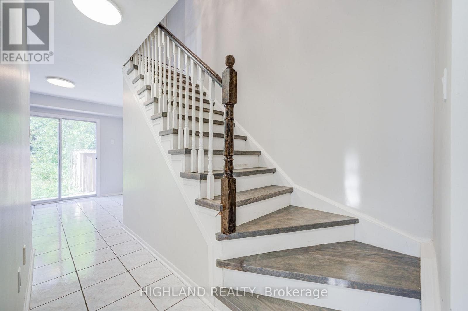 Single Family at 2032 Glenada Crescent, Oakville (WC Wedgewood Creek), Ontario - Photo 8 - RE/MAX Garden City Realty