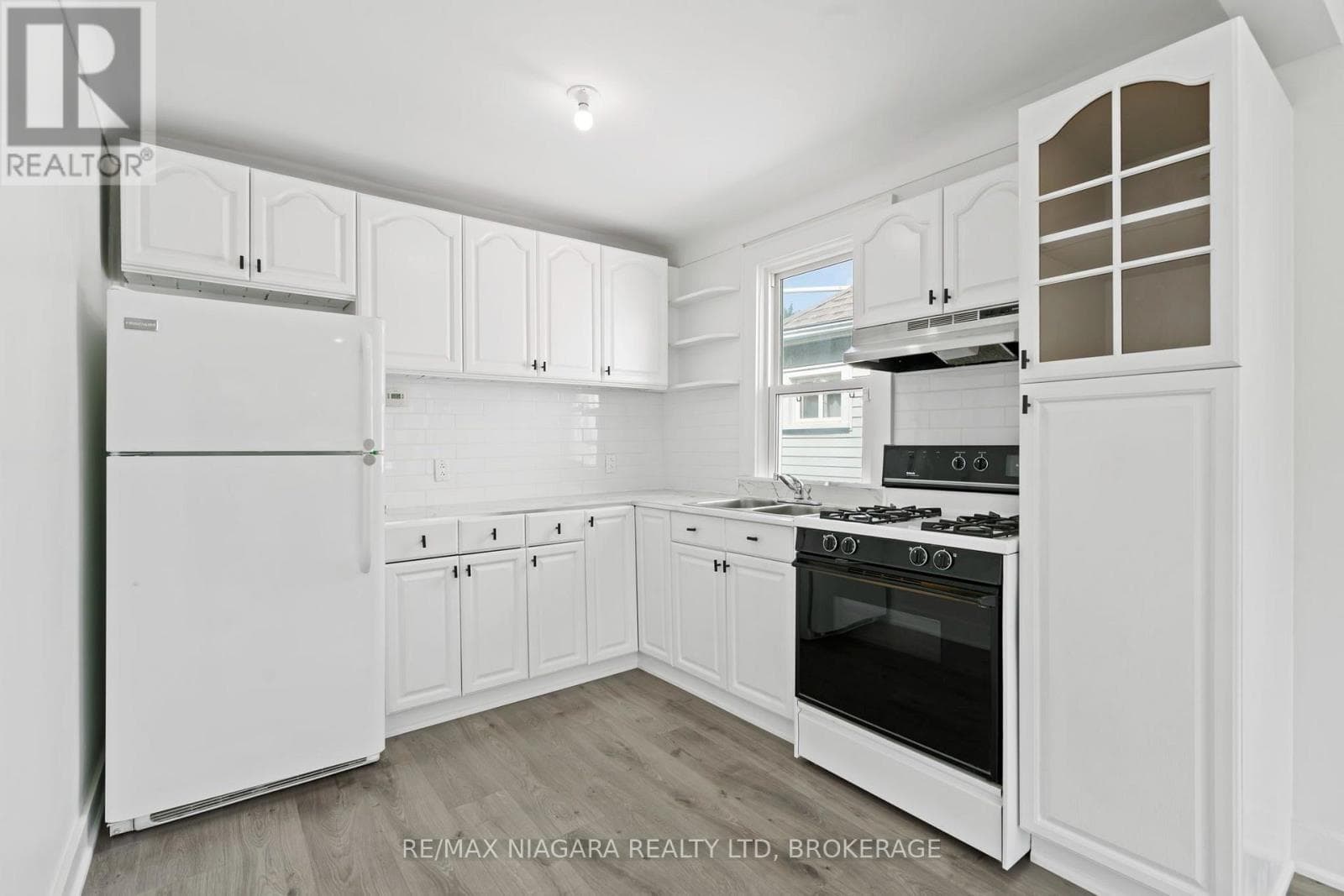 Single Family at 9 Prince Street, St. Catharines (E. Chester), Ontario - Photo 4 - RE/MAX Garden City Realty