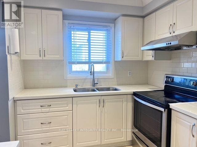 Single Family at 22 Dunbar Crescent, Markham (Milliken Mills East), Ontario - Photo 5 - RE/MAX Garden City Realty
