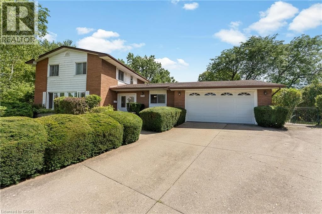 Single Family at 3546 ETON Crescent, Niagara Falls, Ontario - Photo 4 - RE/MAX Garden City Realty