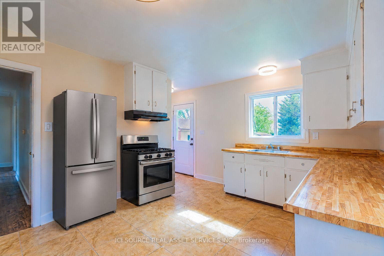 Single Family at 3768 Dorchester Road, Niagara Falls (Stamford), Ontario - Photo 2 - RE/MAX Garden City Realty