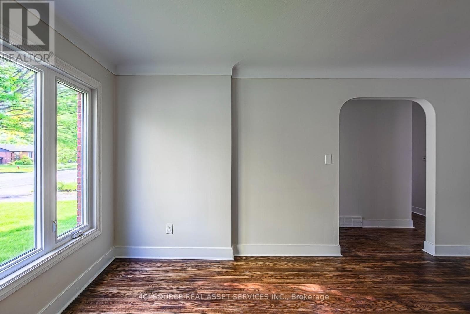 Single Family at 3768 Dorchester Road, Niagara Falls (Stamford), Ontario - Photo 4 - RE/MAX Garden City Realty