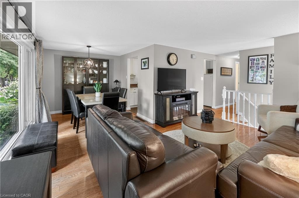 Single Family at 14 WOODEDEN Road, Grimsby, Ontario - Photo 7 - RE/MAX Garden City Realty