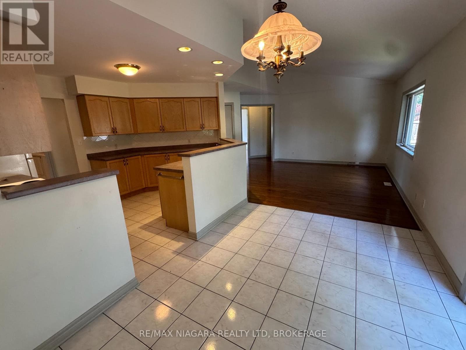 Single Family at 72 Ridge Road, Fort Erie (Ridgeway), Ontario - Photo 10 - RE/MAX Garden City Realty