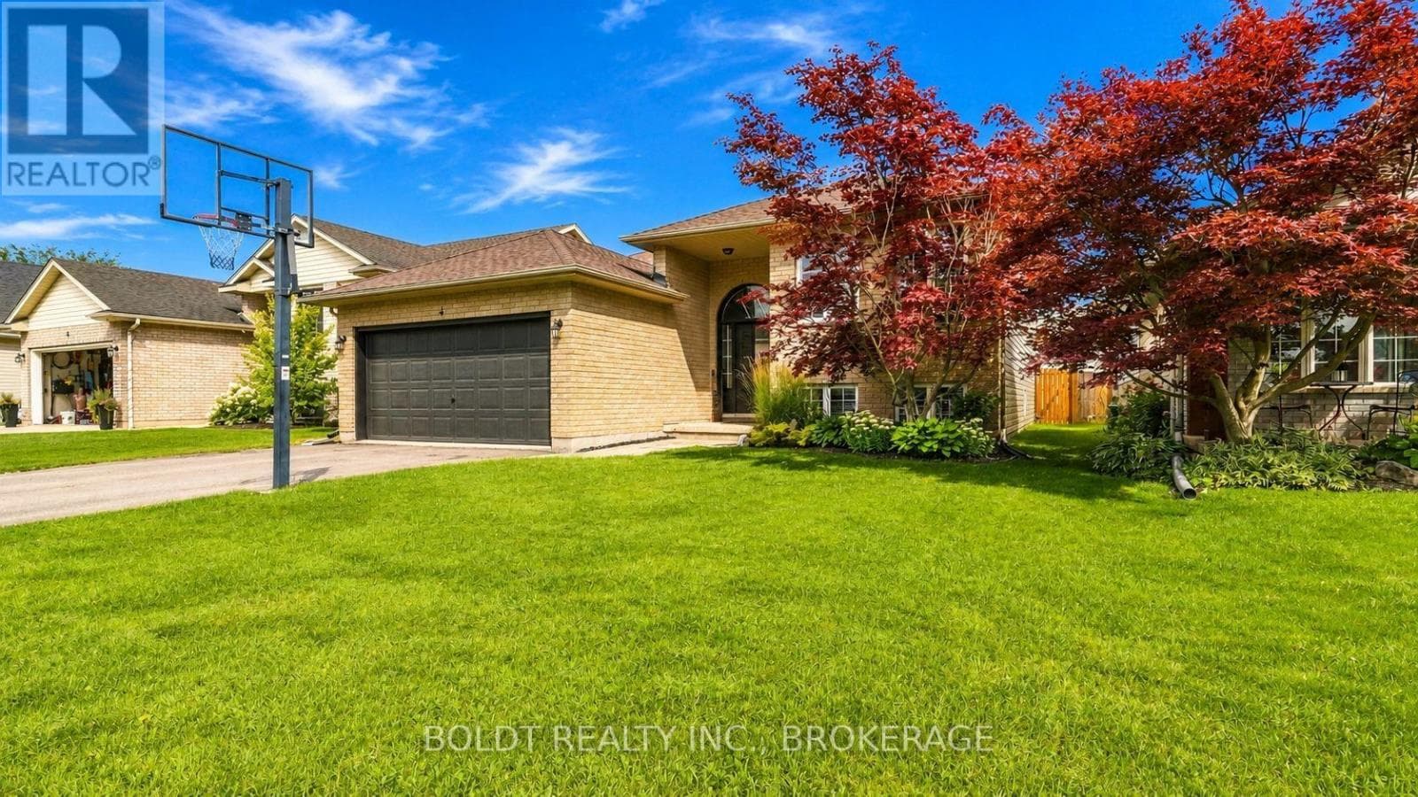 Single Family at 4 Mason Drive, Pelham (Fonthill), Ontario - Photo 2 - RE/MAX Garden City Realty