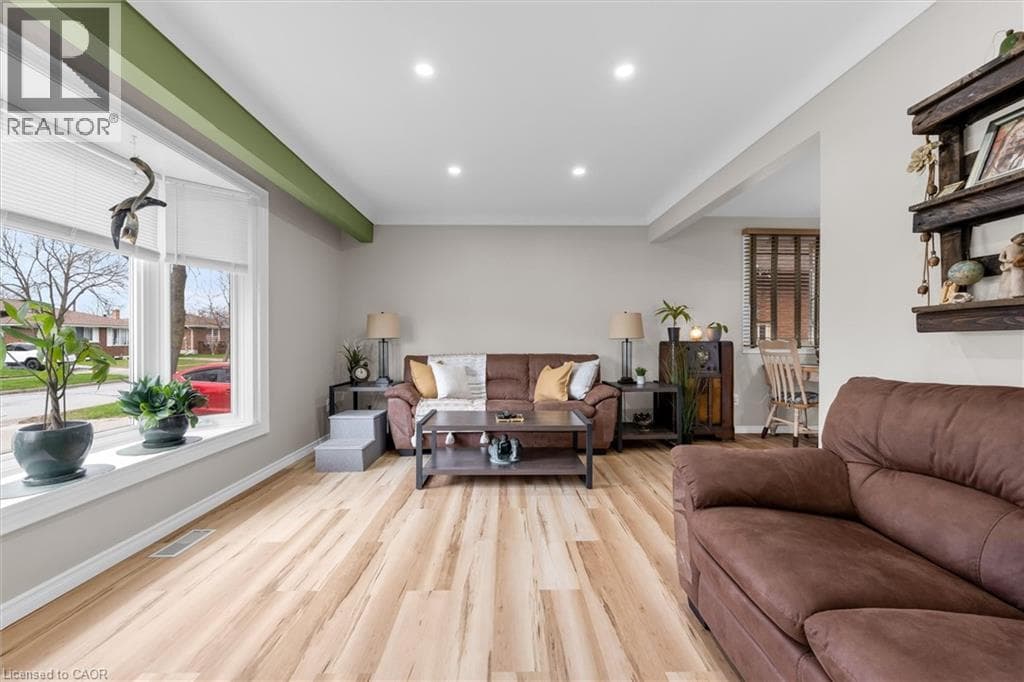 Single Family at 7506 JUBILEE Drive, Niagara Falls, Ontario - Photo 3 - RE/MAX Garden City Realty