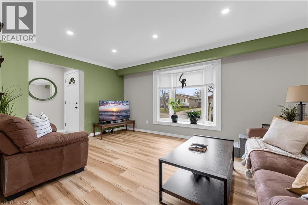 Single Family at 7506 JUBILEE Drive, Niagara Falls, Ontario - Photo 4 - RE/MAX Garden City Realty