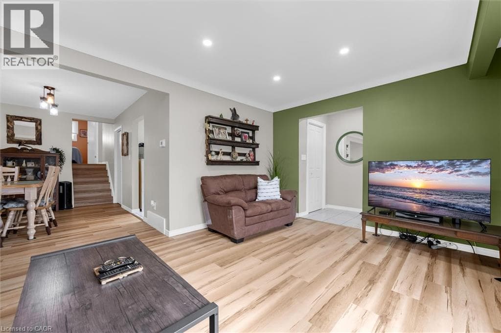 Single Family at 7506 JUBILEE Drive, Niagara Falls, Ontario - Photo 5 - RE/MAX Garden City Realty
