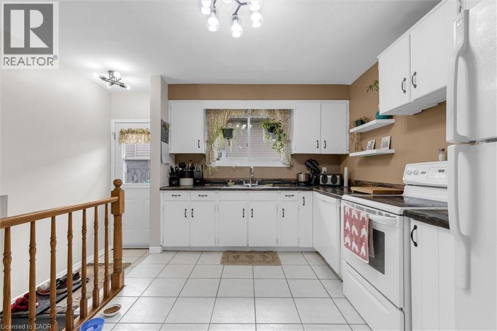 Single Family at 7506 JUBILEE Drive, Niagara Falls, Ontario - Photo 7 - RE/MAX Garden City Realty