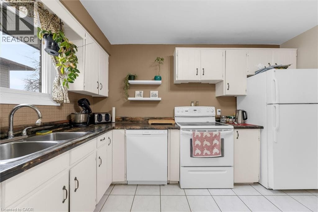 Single Family at 7506 JUBILEE Drive, Niagara Falls, Ontario - Photo 9 - RE/MAX Garden City Realty