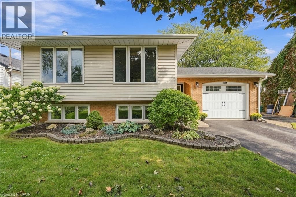 Single Family at 39 ROSEMOUNT Avenue, Port Colborne, Ontario - Photo 2 - RE/MAX Garden City Realty