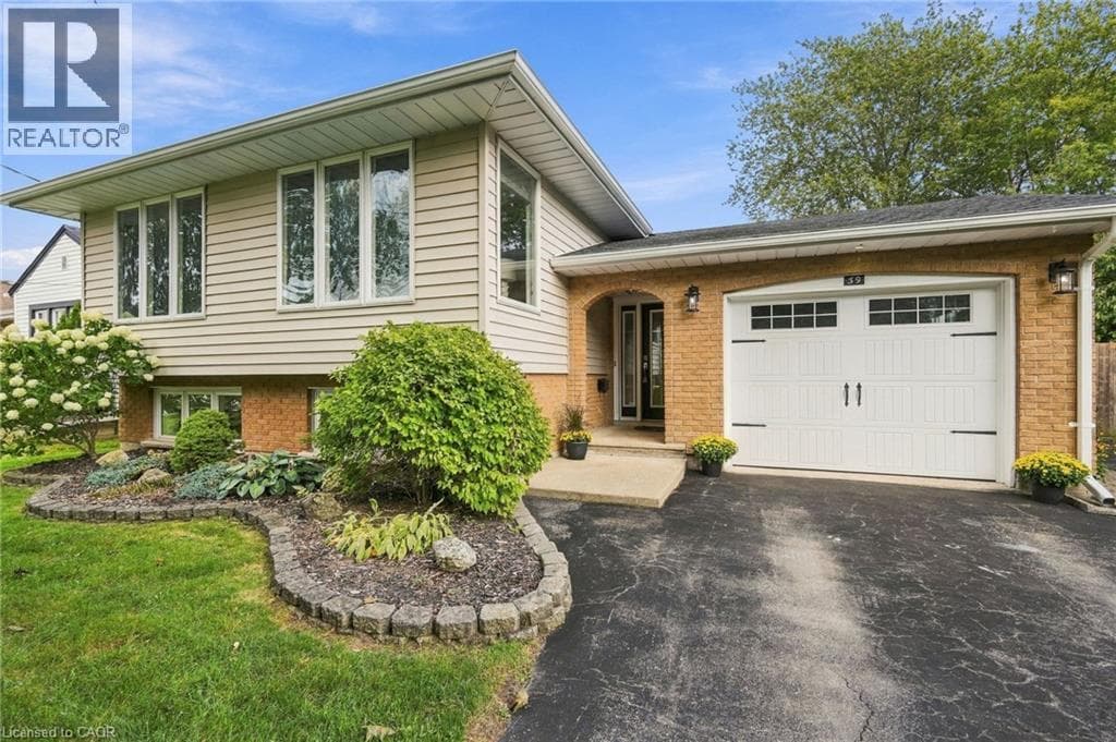 Single Family at 39 ROSEMOUNT Avenue, Port Colborne, Ontario - Photo 3 - RE/MAX Garden City Realty