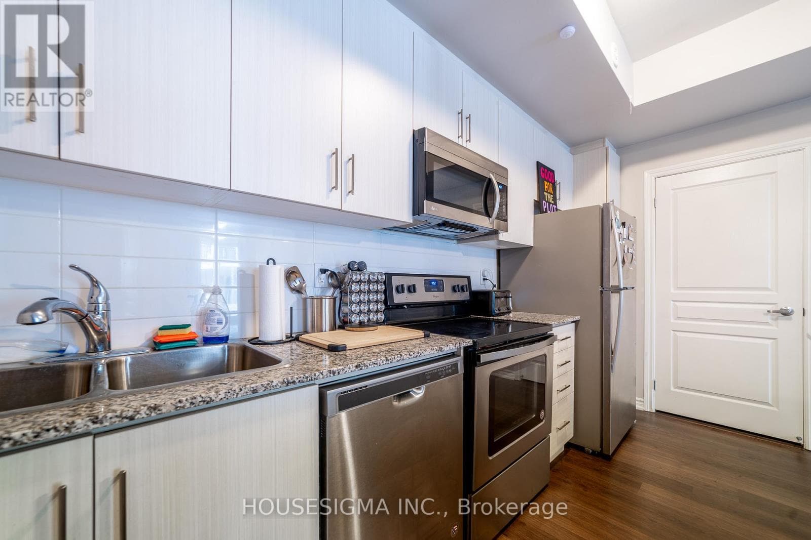 Single Family at 23- 140 Long Branch Avenue, Toronto (Long Branch), Ontario - Photo 5 - RE/MAX Garden City Realty