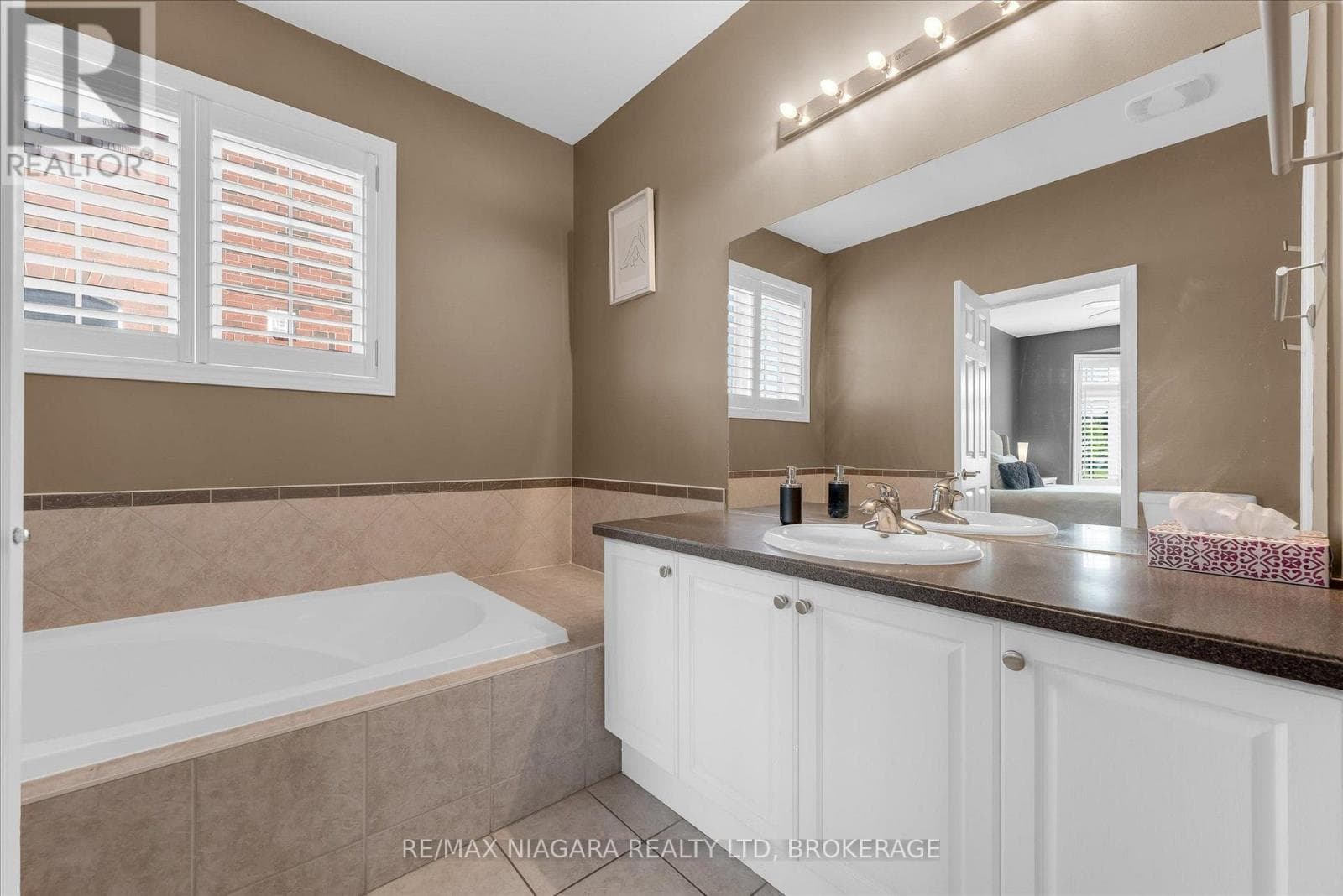 Single Family at 404 Wright Crescent, Niagara-on-the-Lake (Glendale), Ontario - Photo 10 - RE/MAX Garden City Realty