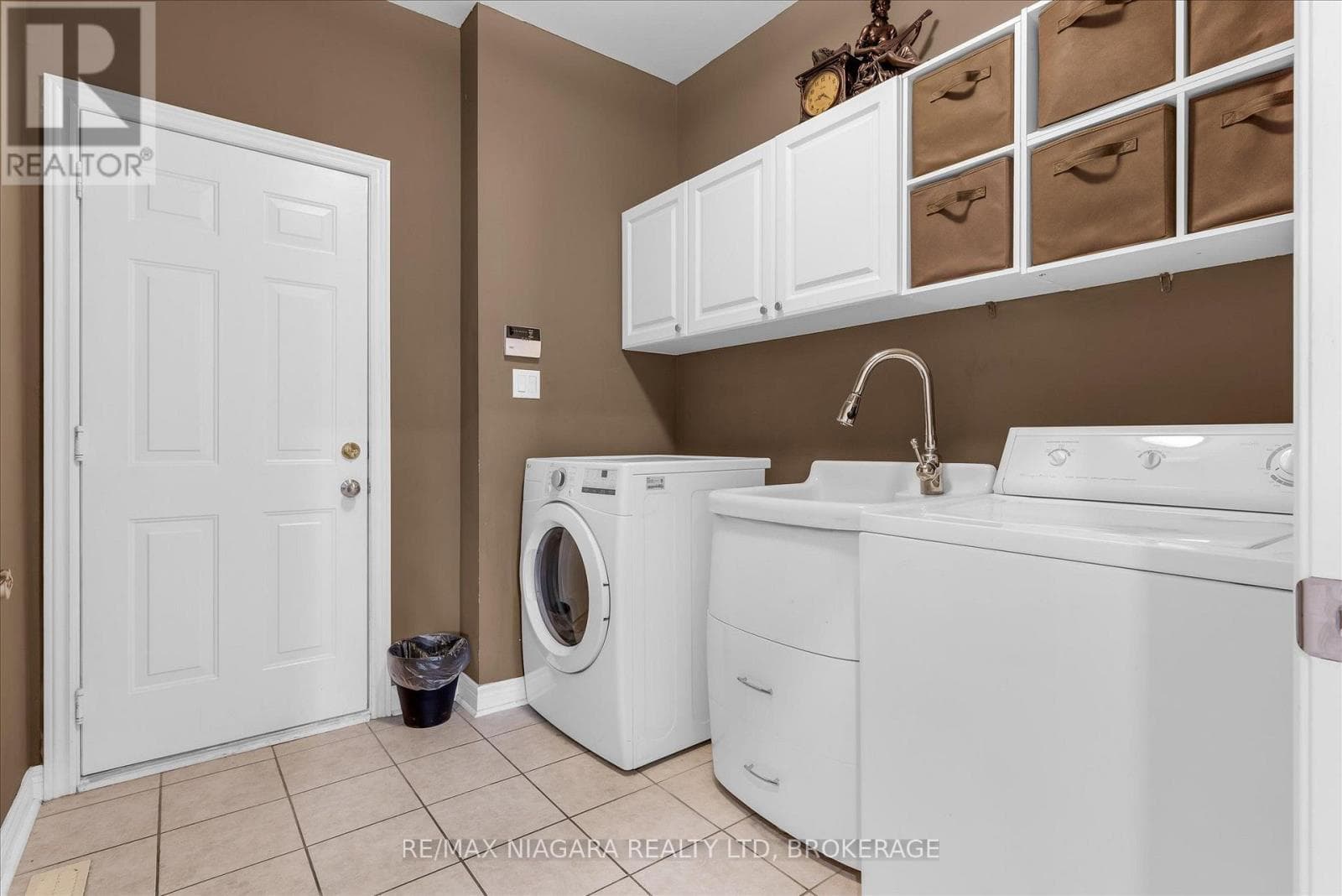 Single Family at 404 Wright Crescent, Niagara-on-the-Lake (Glendale), Ontario - Photo 5 - RE/MAX Garden City Realty