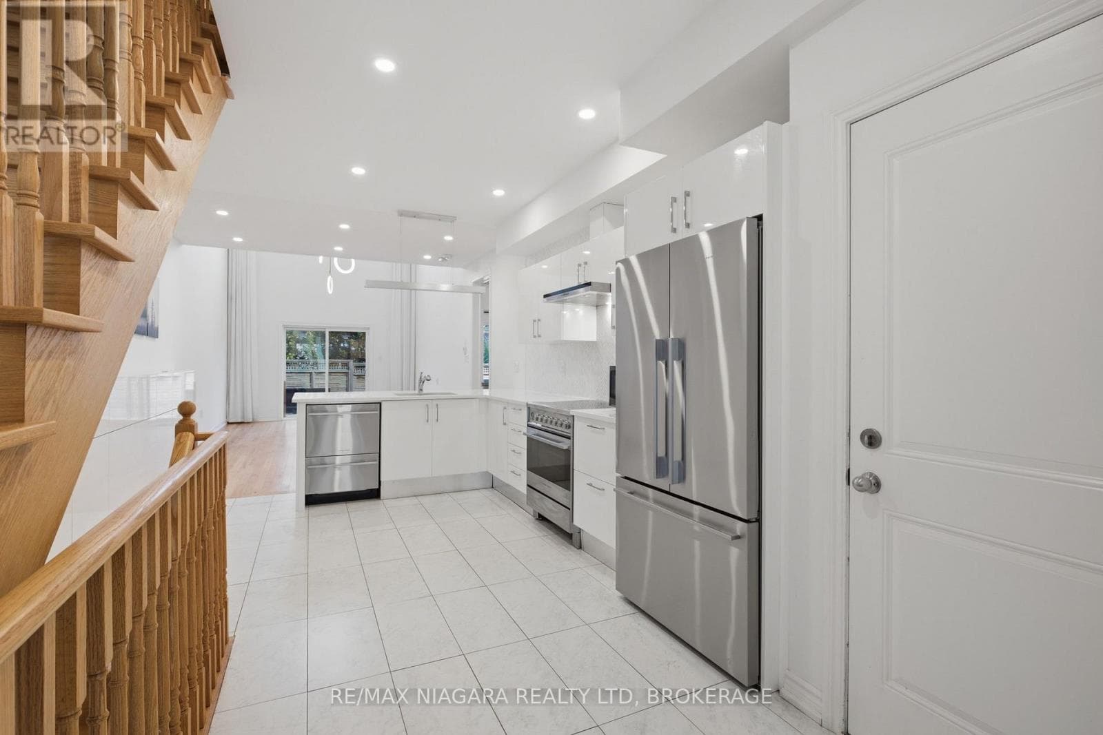 Single Family at 12 George Manor, Niagara-on-the-Lake (Town), Ontario - Photo 5 - RE/MAX Garden City Realty