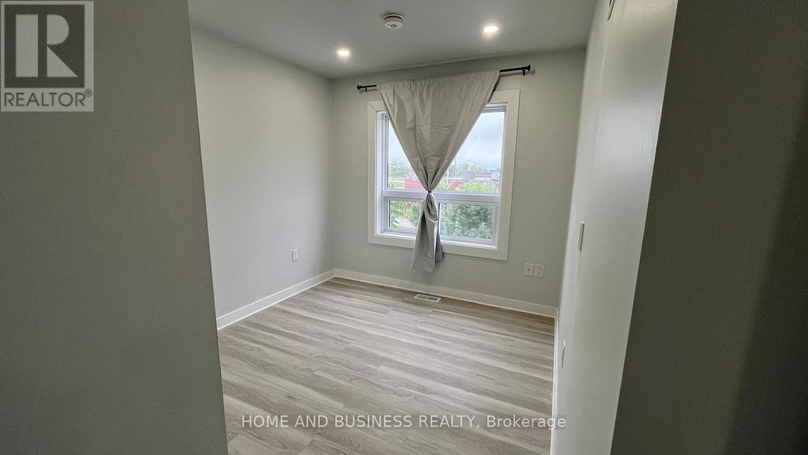 Single Family at 2- 2 patricia Street, Thorold (Thorold Downtown), Ontario - Photo 6 - RE/MAX Garden City Realty