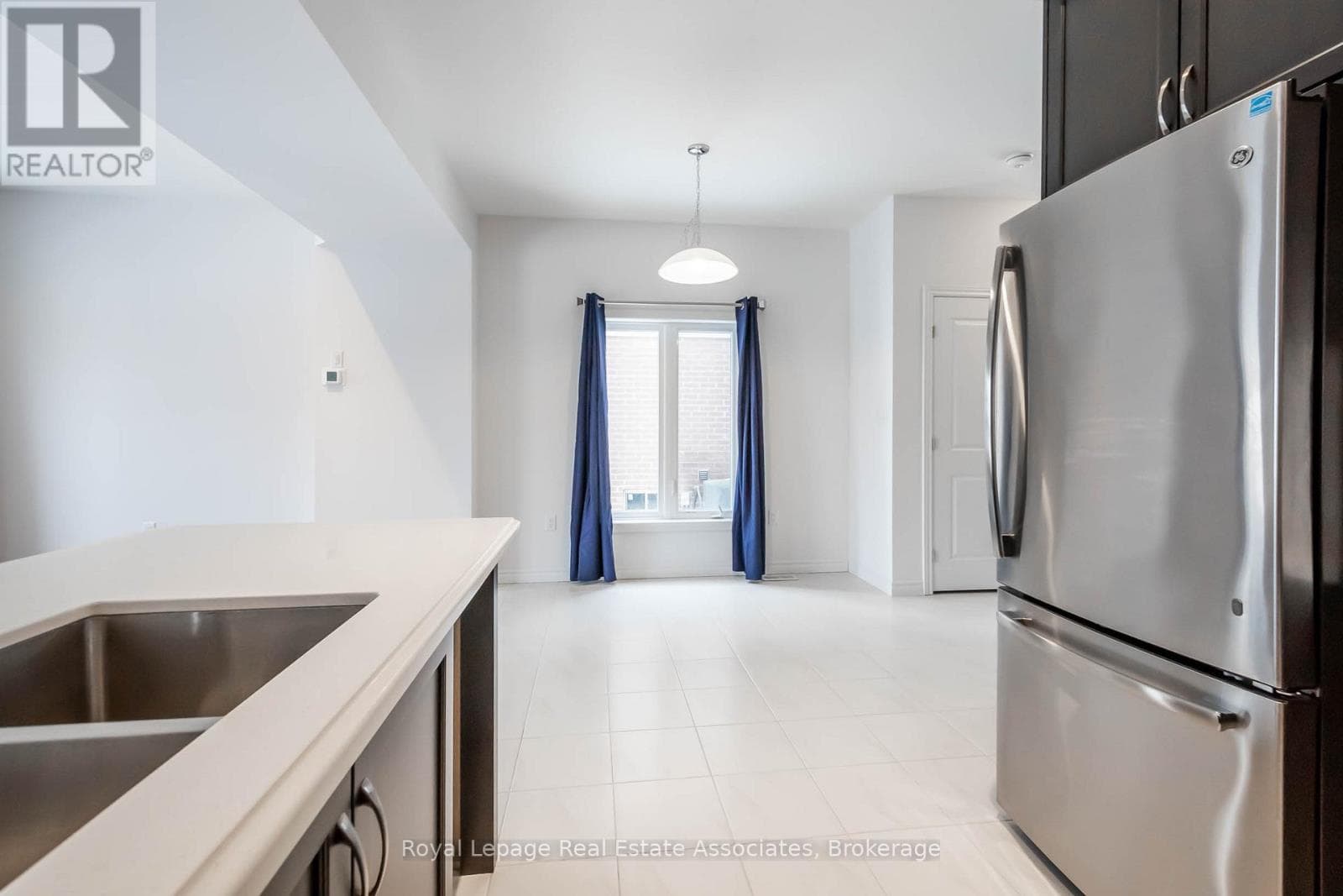 Single Family at 3981 Crown Street, Lincoln (Beamsville), Ontario - Photo 10 - RE/MAX Garden City Realty