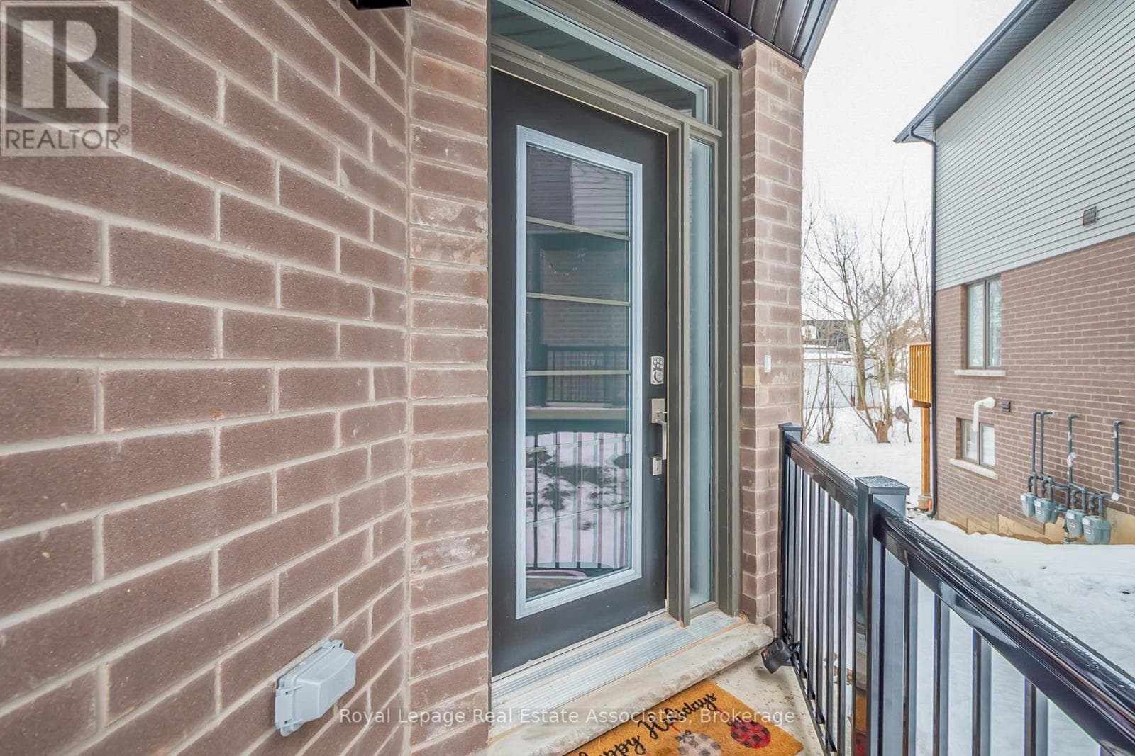 Single Family at 3981 Crown Street, Lincoln (Beamsville), Ontario - Photo 2 - RE/MAX Garden City Realty