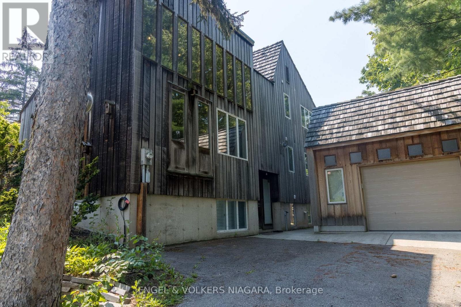 Single Family at 89 Byron Street, Niagara-on-the-Lake (Town), Ontario - Photo 2 - RE/MAX Garden City Realty