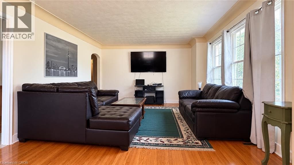 Single Family at 12 ROSELAND Avenue, St. Catharines, Ontario - Photo 4 - RE/MAX Garden City Realty
