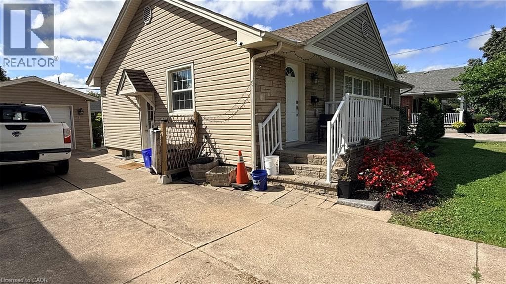 Single Family at 12 ROSELAND Avenue, St. Catharines, Ontario - Photo 3 - RE/MAX Garden City Realty