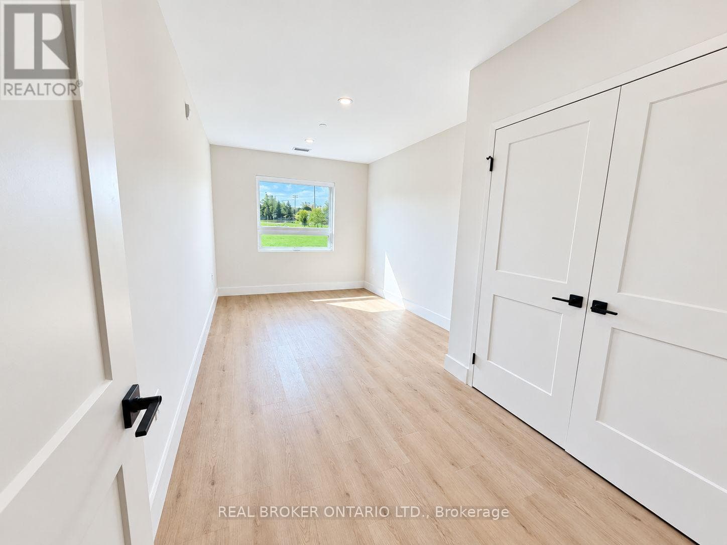 Single Family at 304- 8 Hutt Lane, Thorold (Thorold Downtown), Ontario - Photo 4 - RE/MAX Garden City Realty