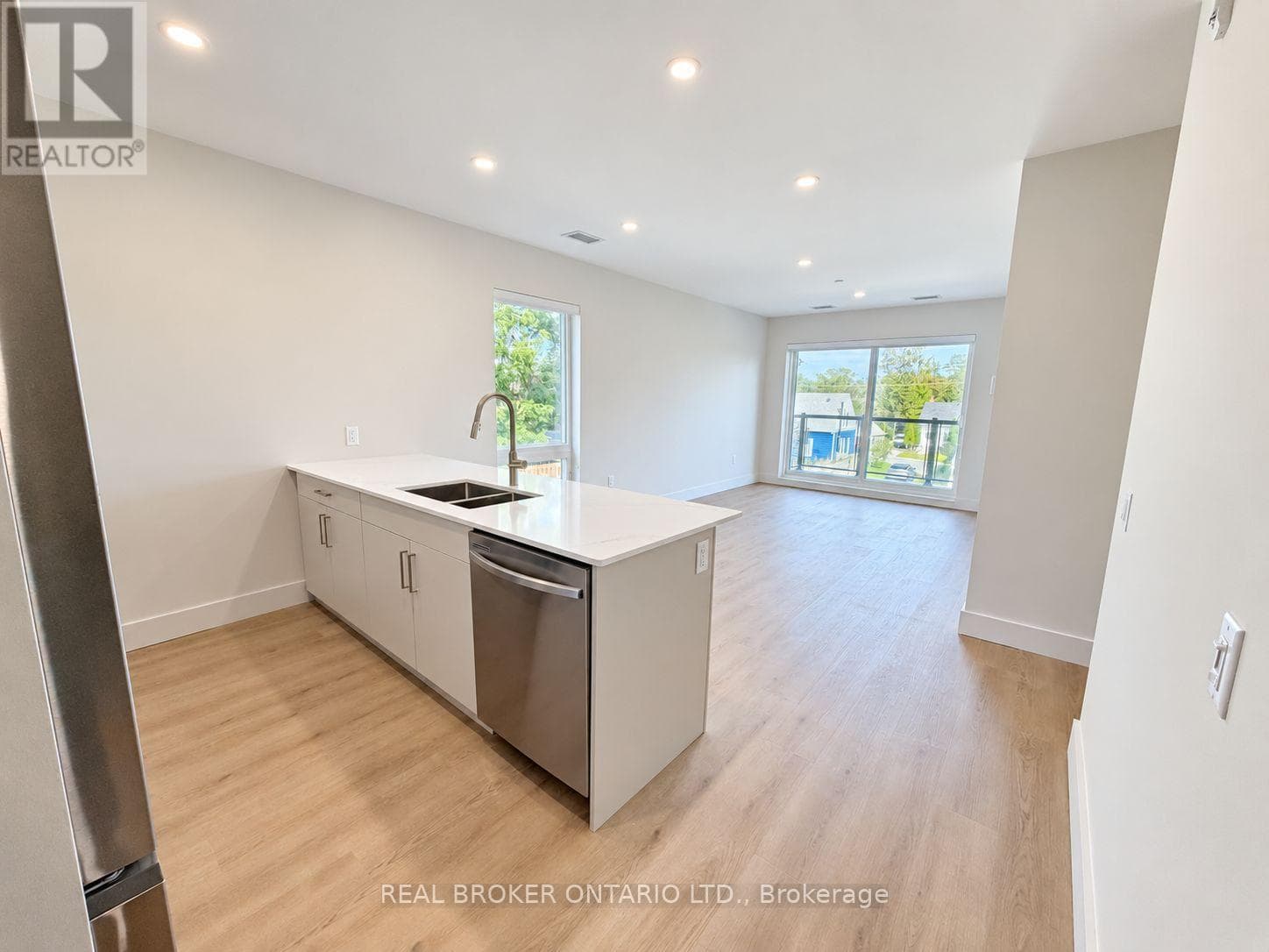 Single Family at 307- 8 Hutt Lane, Thorold (Thorold Downtown), Ontario - Photo 4 - RE/MAX Garden City Realty