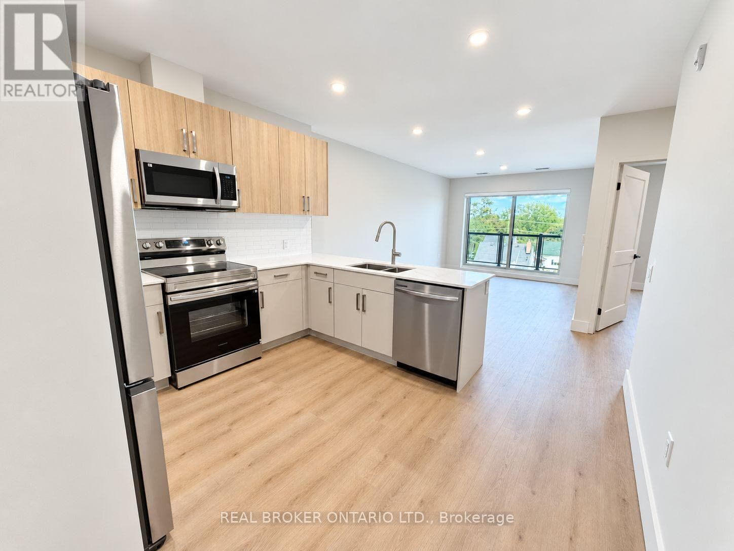 Single Family at 405- 8 Hutt Lane, Thorold (Thorold Downtown), Ontario - Photo 4 - RE/MAX Garden City Realty