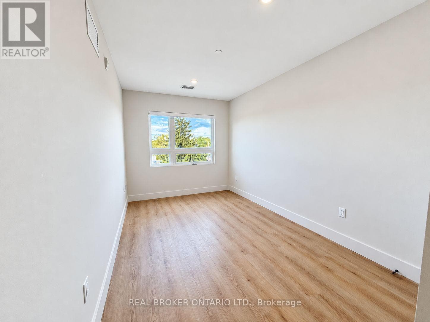 Single Family at 405- 8 Hutt Lane, Thorold (Thorold Downtown), Ontario - Photo 5 - RE/MAX Garden City Realty