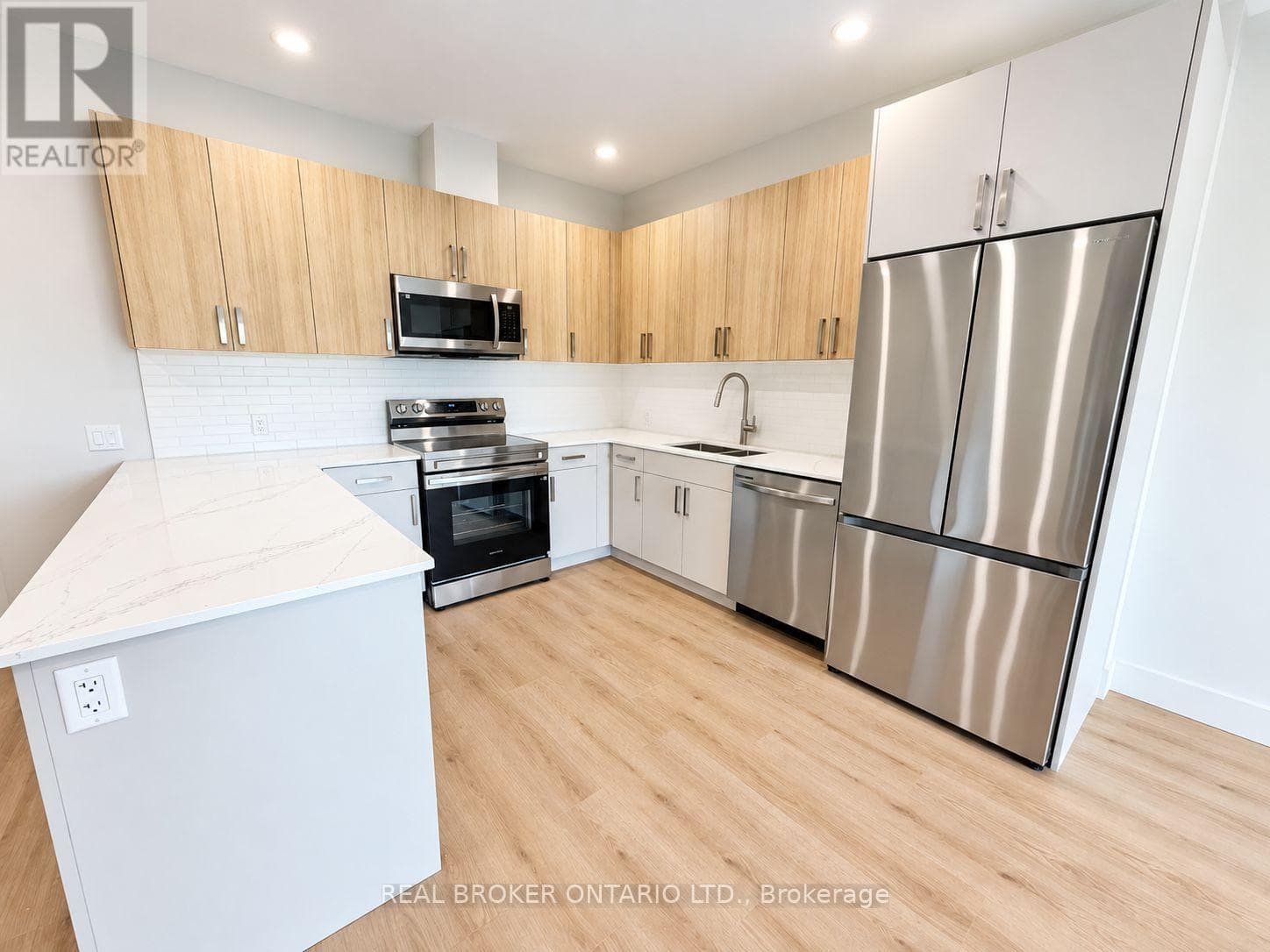 Single Family at 504- 8 Hutt Lane, Thorold (Thorold Downtown), Ontario - Photo 2 - RE/MAX Garden City Realty
