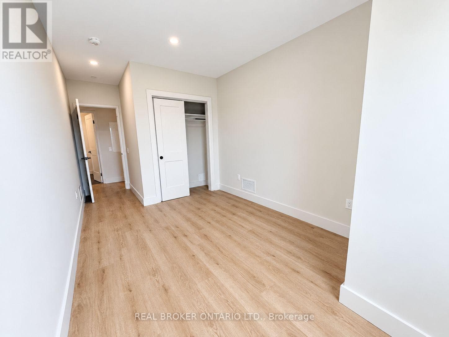 Single Family at 504- 8 Hutt Lane, Thorold (Thorold Downtown), Ontario - Photo 7 - RE/MAX Garden City Realty