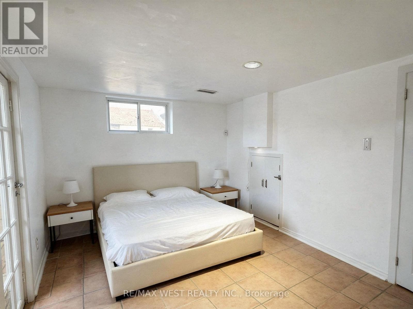 Single Family at 31 Valencia Crescent, Toronto (Maple Leaf), Ontario - Photo 6 - RE/MAX Garden City Realty