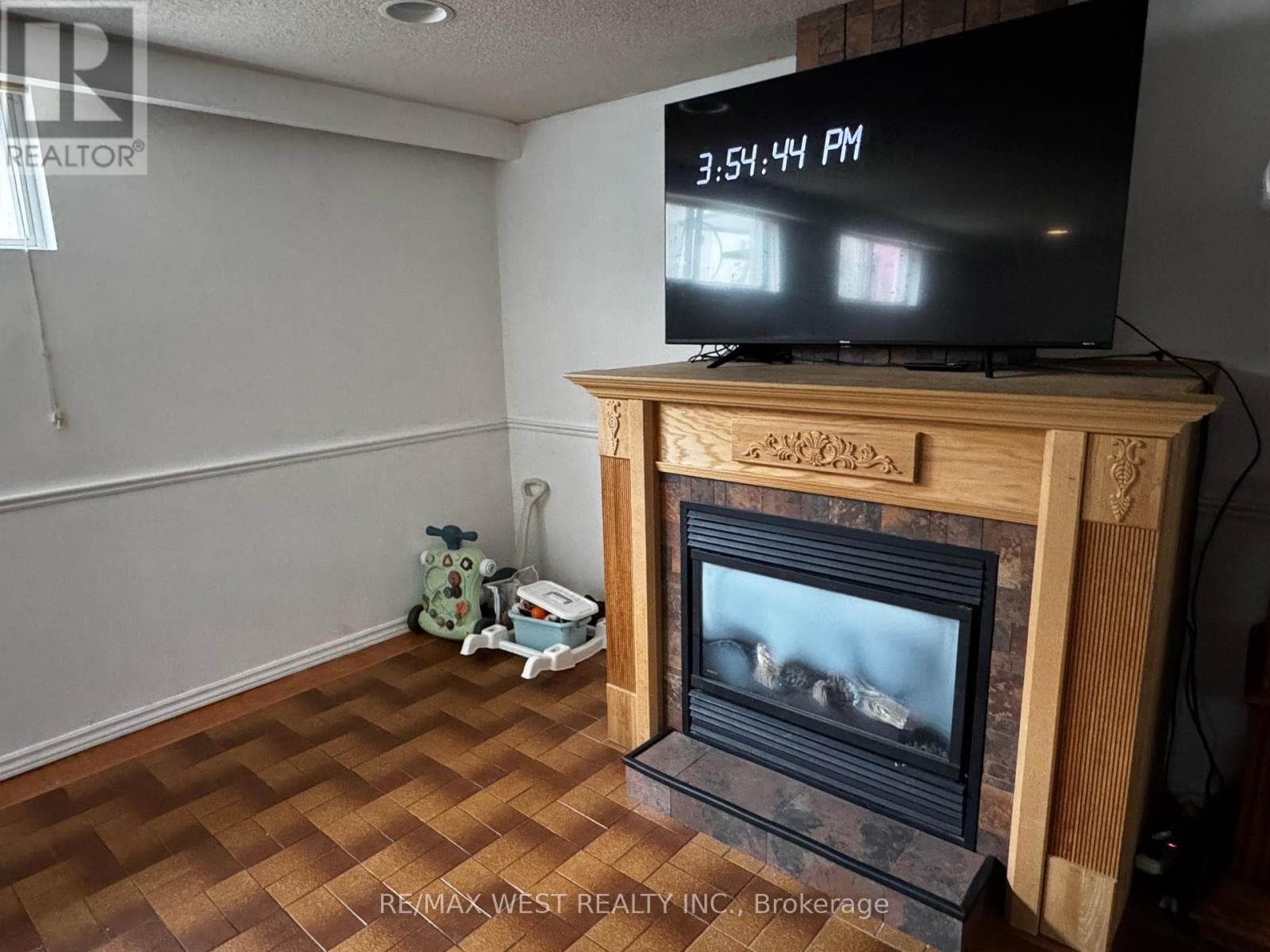 Single Family at 31 Valencia Crescent, Toronto (Maple Leaf), Ontario - Photo 8 - RE/MAX Garden City Realty