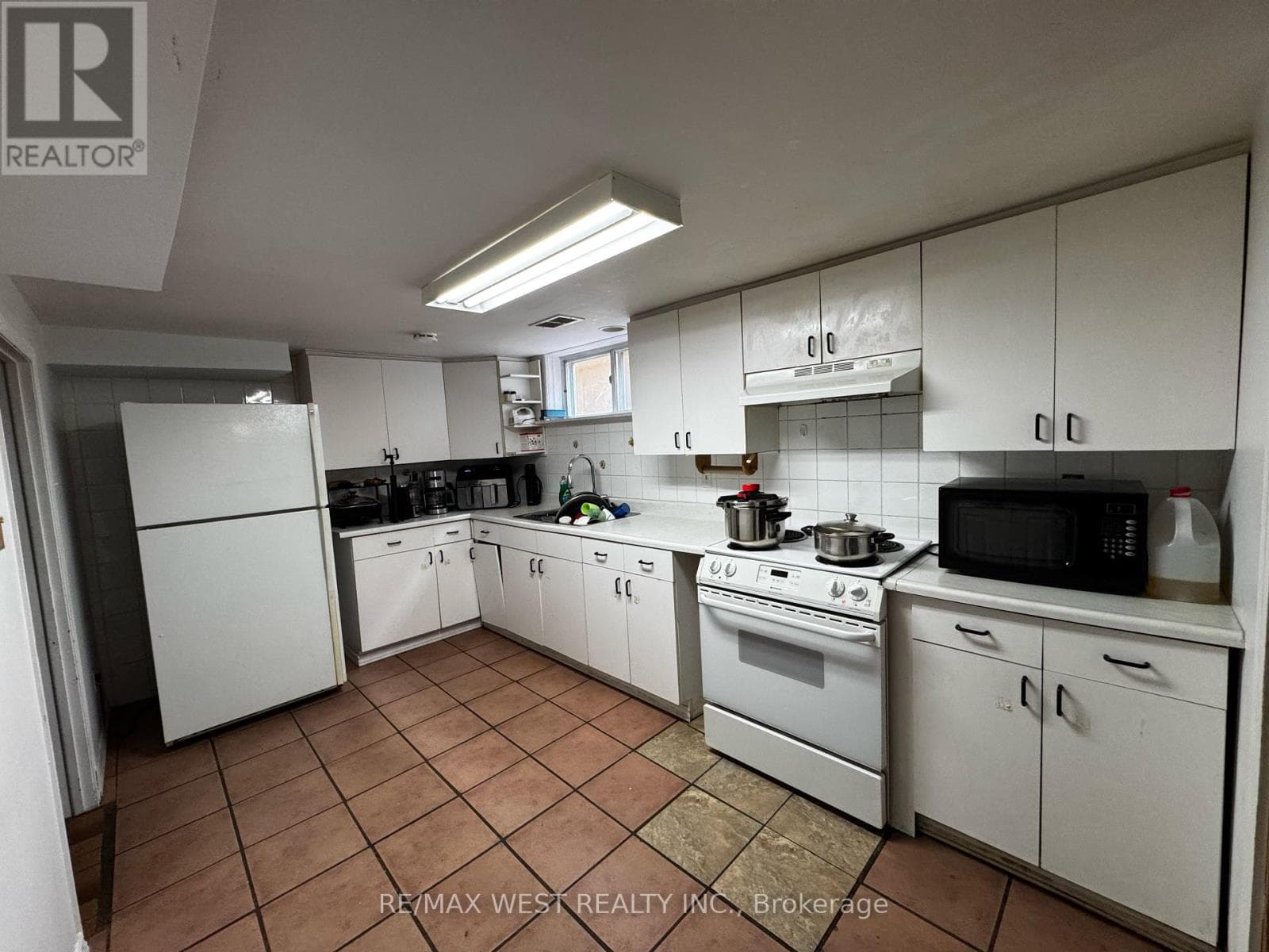 Single Family at 31 Valencia Crescent, Toronto (Maple Leaf), Ontario - Photo 9 - RE/MAX Garden City Realty