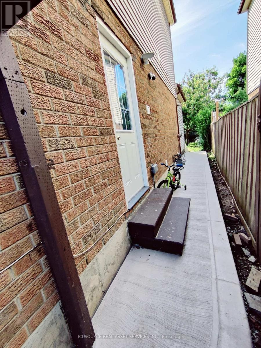 Single Family at Lower- 2769 Willowmore Way, Mississauga (Meadowvale), Ontario - Photo 3 - RE/MAX Garden City Realty