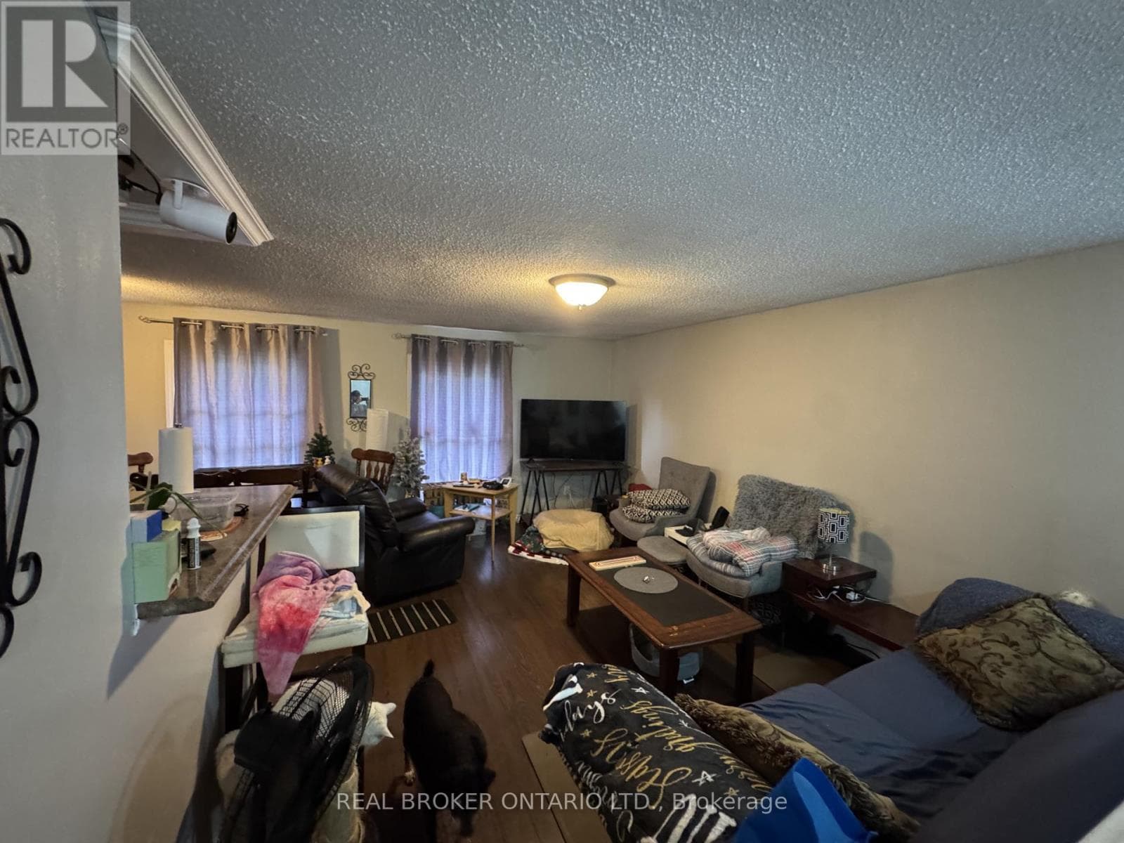 Single Family at 28 Tara Crescent, Thorold (Confederation Heights), Ontario - Photo 4 - RE/MAX Garden City Realty