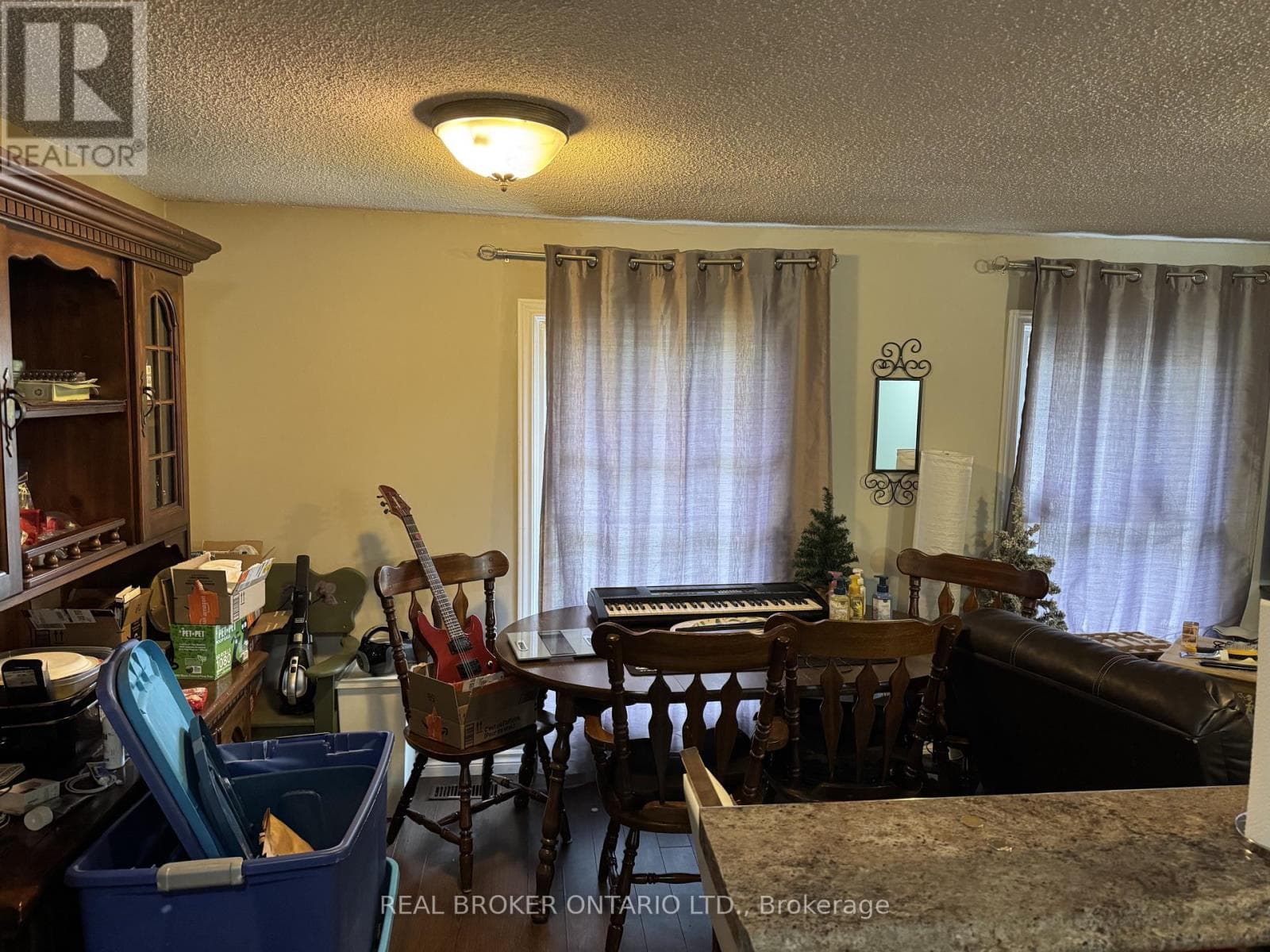 Single Family at 28 Tara Crescent, Thorold (Confederation Heights), Ontario - Photo 5 - RE/MAX Garden City Realty