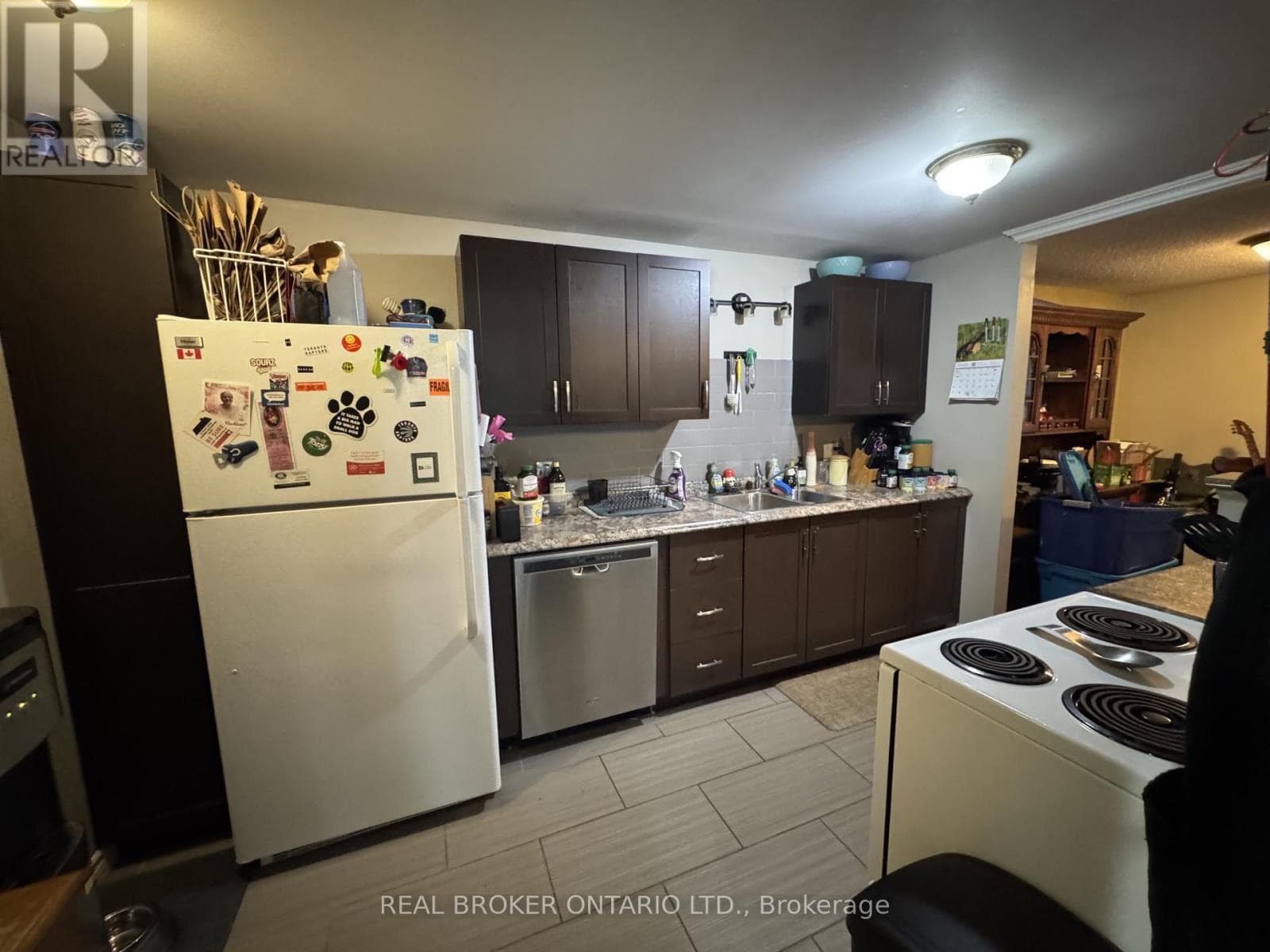 Single Family at 28 Tara Crescent, Thorold (Confederation Heights), Ontario - Photo 6 - RE/MAX Garden City Realty