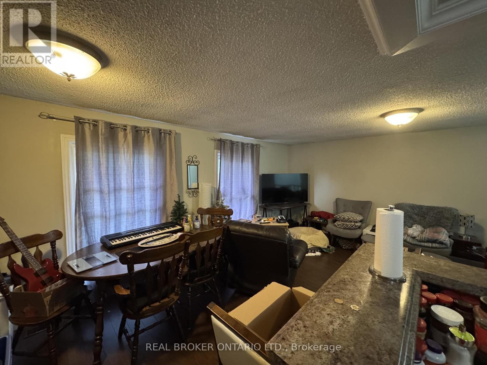 Single Family at 28 Tara Crescent, Thorold (Confederation Heights), Ontario - Photo 8 - RE/MAX Garden City Realty