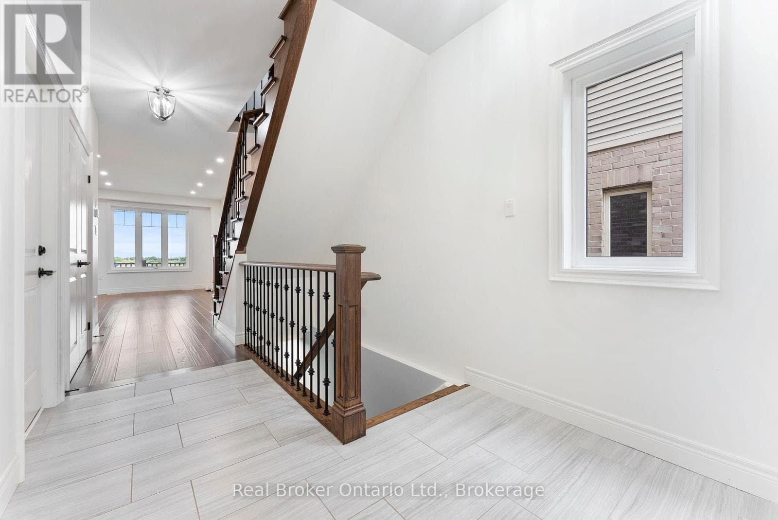 Single Family at 86 Dunrobin Lane, Grimsby (Grimsby Beach), Ontario - Photo 4 - RE/MAX Garden City Realty