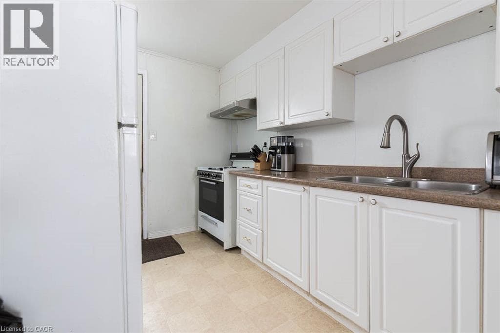Single Family at 341 CORVETTE Street, Welland, Ontario - Photo 6 - RE/MAX Garden City Realty